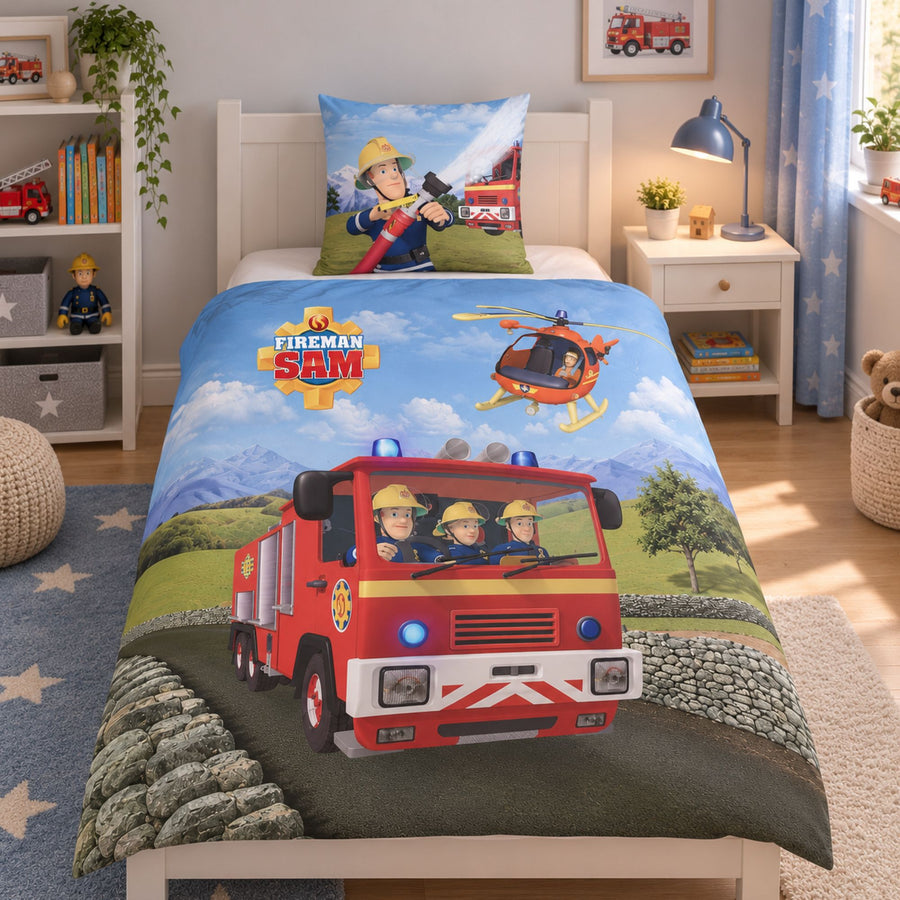 Feuerwehrmann Sam Bettwäsche Vorderseite mit Sam und Schlauch beim Löschen mit Logo