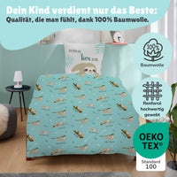 Vorderseite Faultier Bettwäsche auf Bett gezogen in passend eingerichtetem Kinderzimmer