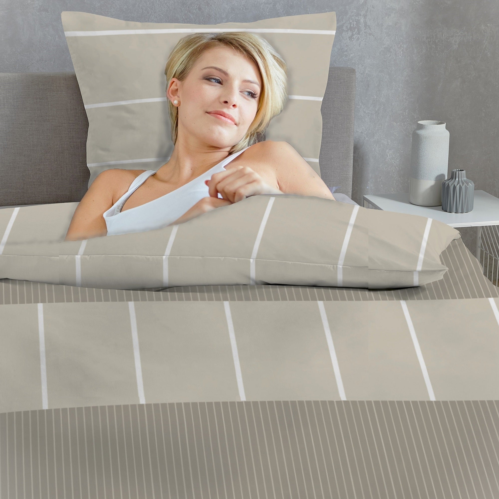 Frau kuschelt sich in beige Mexx Bettwäsche