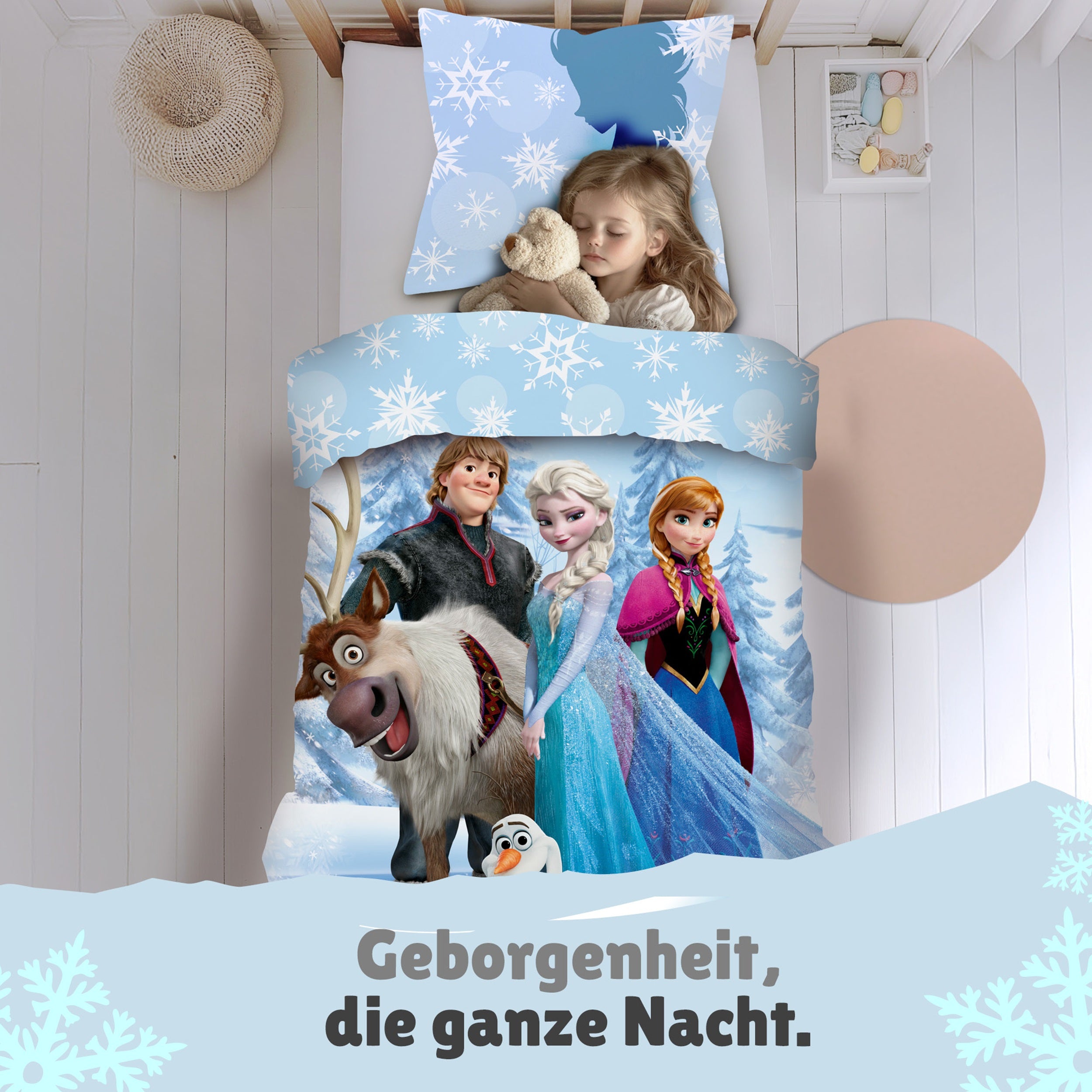 Mädchen schläft im Bettumhüllt von der Frozen Bettwäsche und lächelt seelig