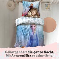 Mädchen schläft in Frozen Bettwäsche und lächelt selig