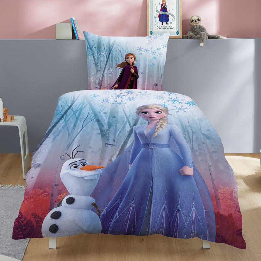 Frozen Bettwäsche mit Elsa und Olaf auf Bettdecke und Anna auf Kopfkissen aufs Bett gezogen