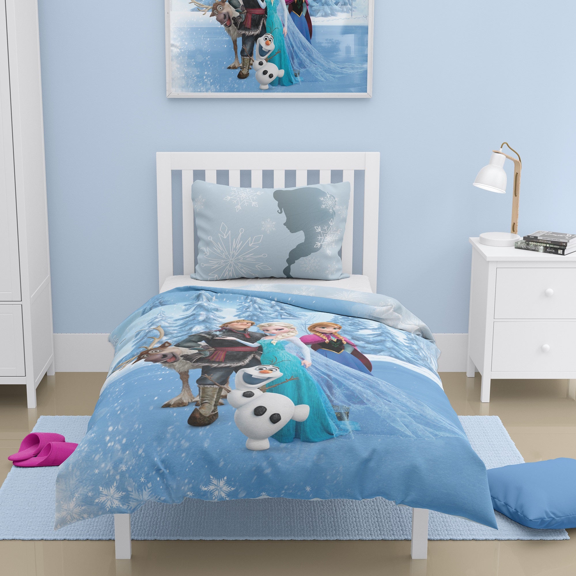 Bettwäsche mit Anna, Elsa, Sven und Olaf auf der Vorderseite auf Bett gezogen