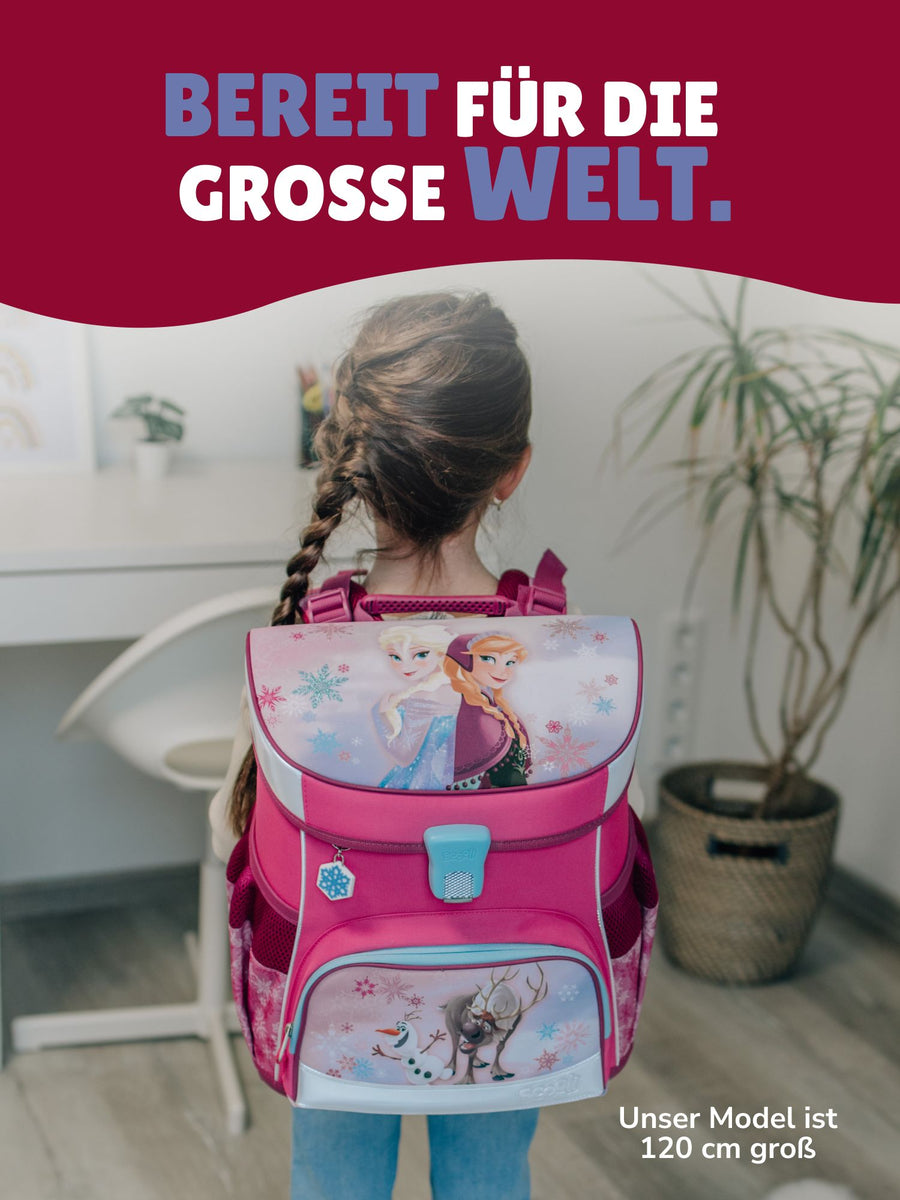 Mädchen steht im Wohnzimmer mit Schulranzen auf dem Rücken - Spruch "Bereit für die grosse Welt"