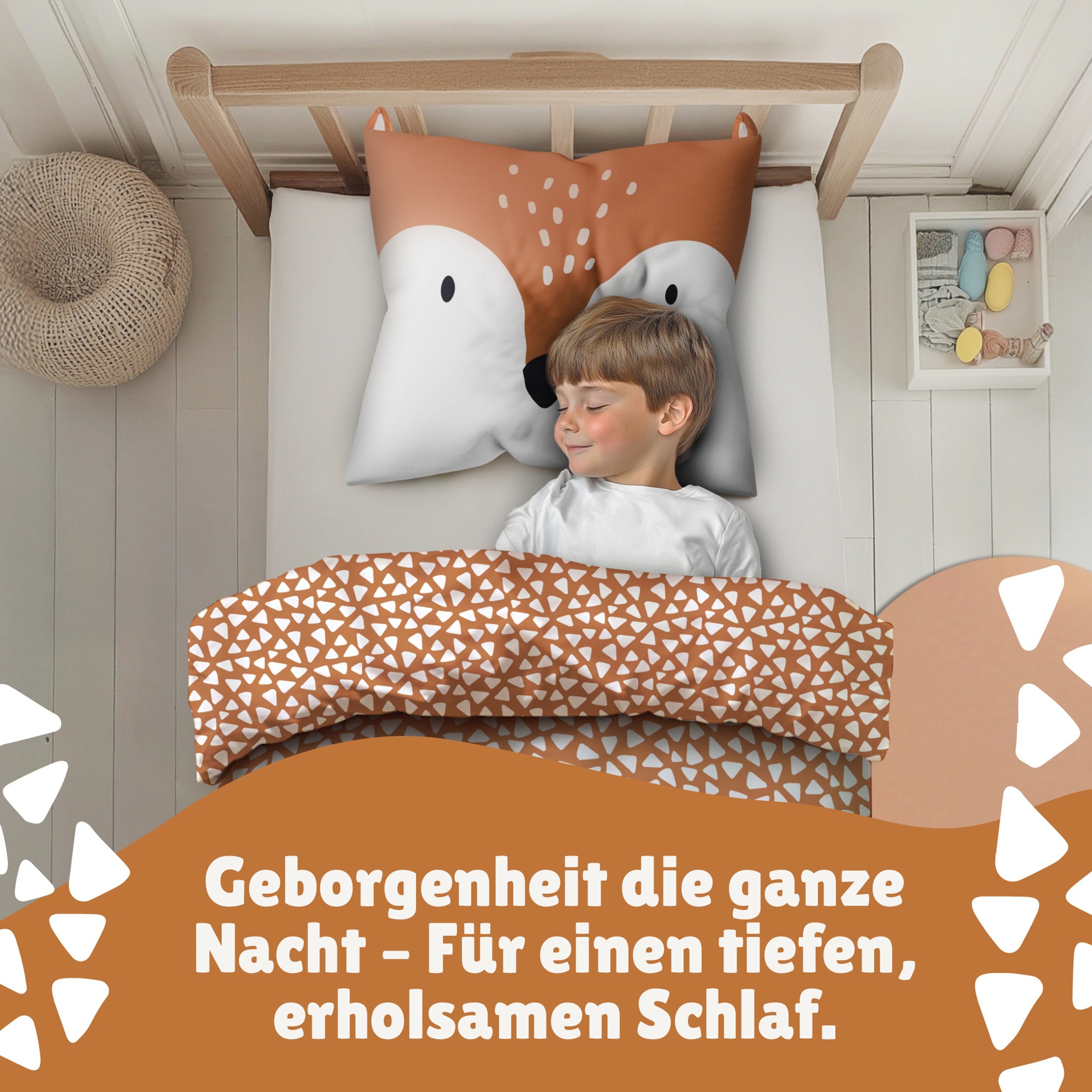 Junge schläft seelig lächeln in Fuchs Bettwäsche