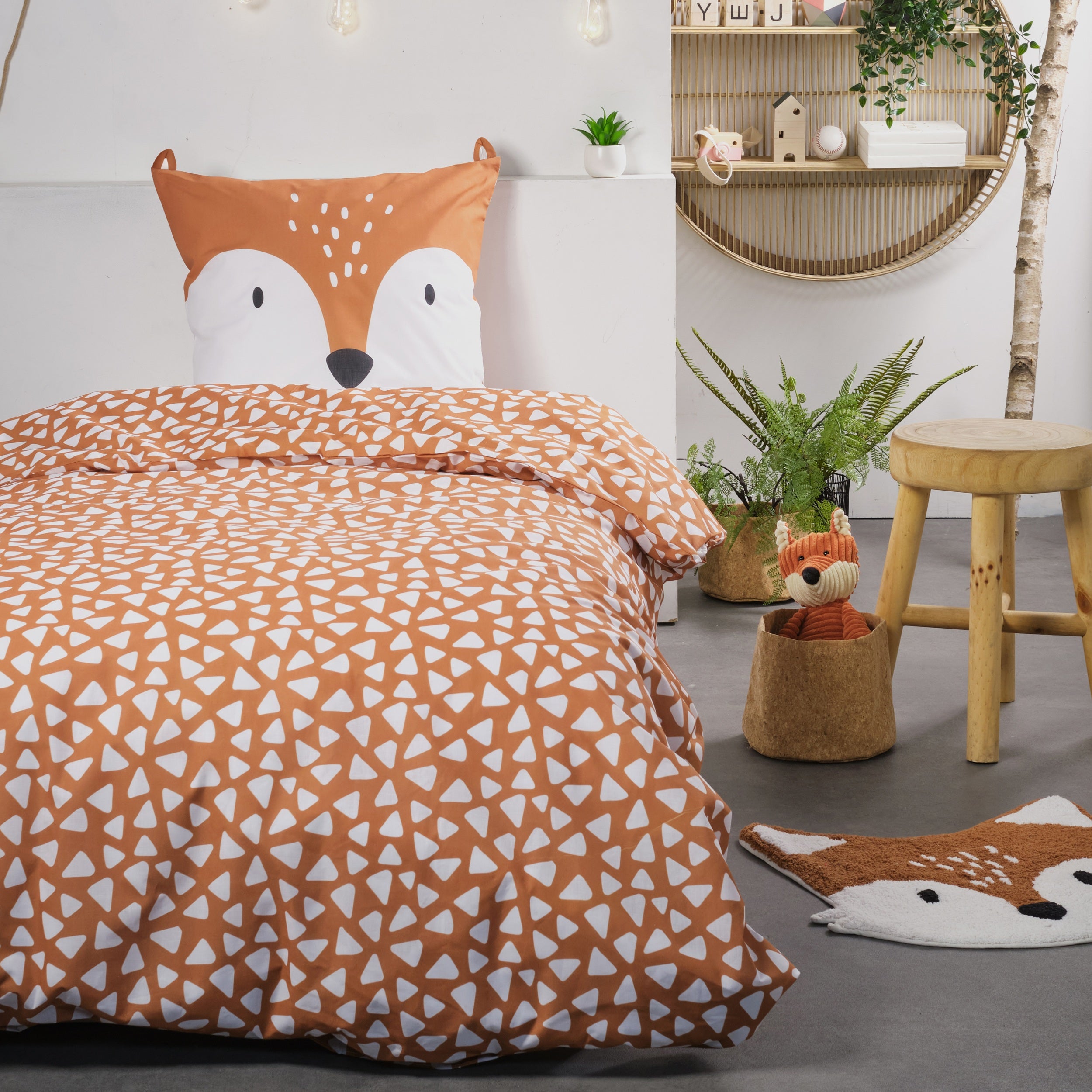 Kinderbettwäsche fuchsrot mit Kopfkissen mit Ohren in Fuchsoptik auf Bett gezogen