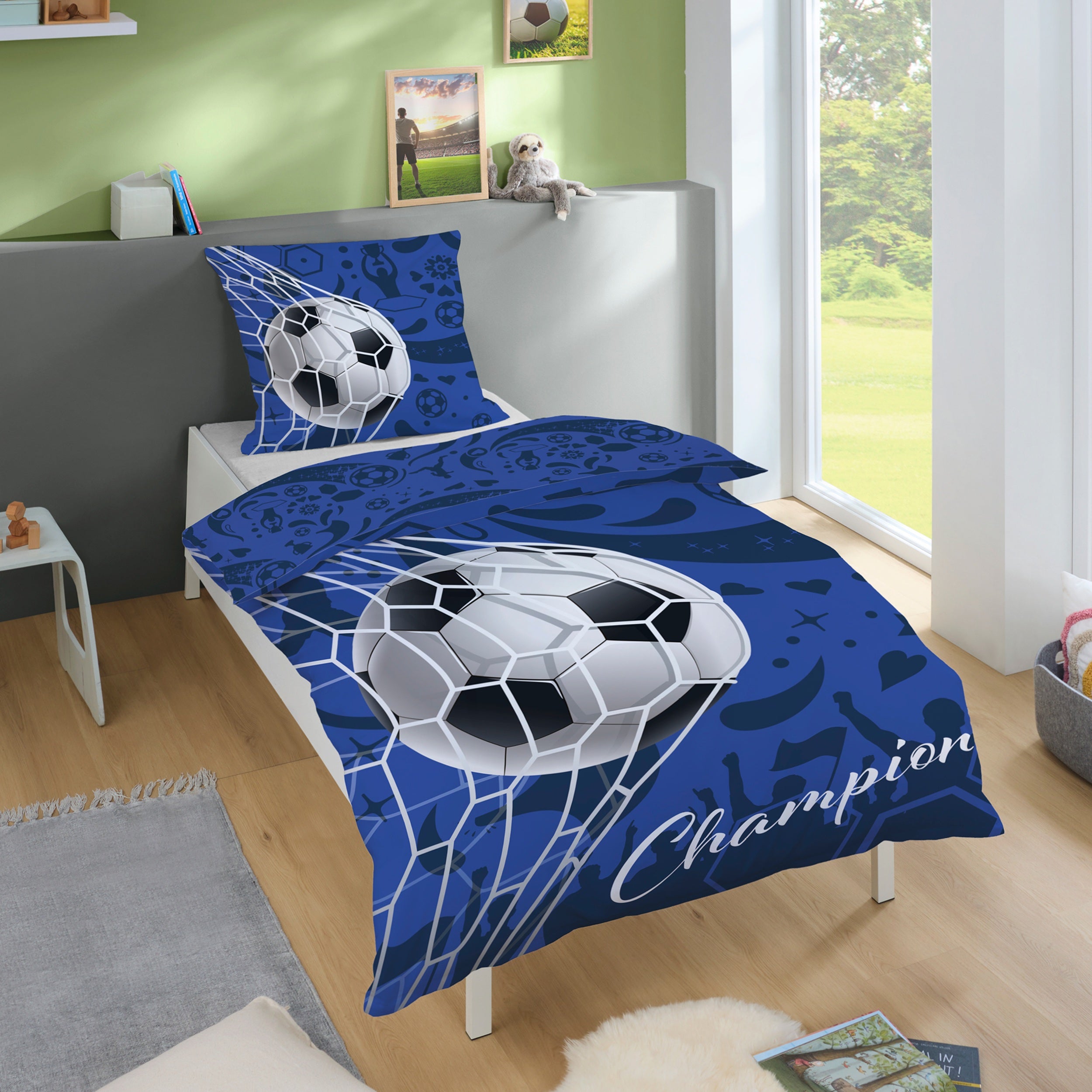 Fussball Bettwäsche auf Bett gezogen für Jungen mit Ball im Netz und Schriftzug Champion auf Kopfkissen