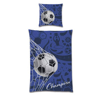 Vorderseite Fußball Bettwäsche mit Ball im Tornetz und Schriftzu Champion am Fußende