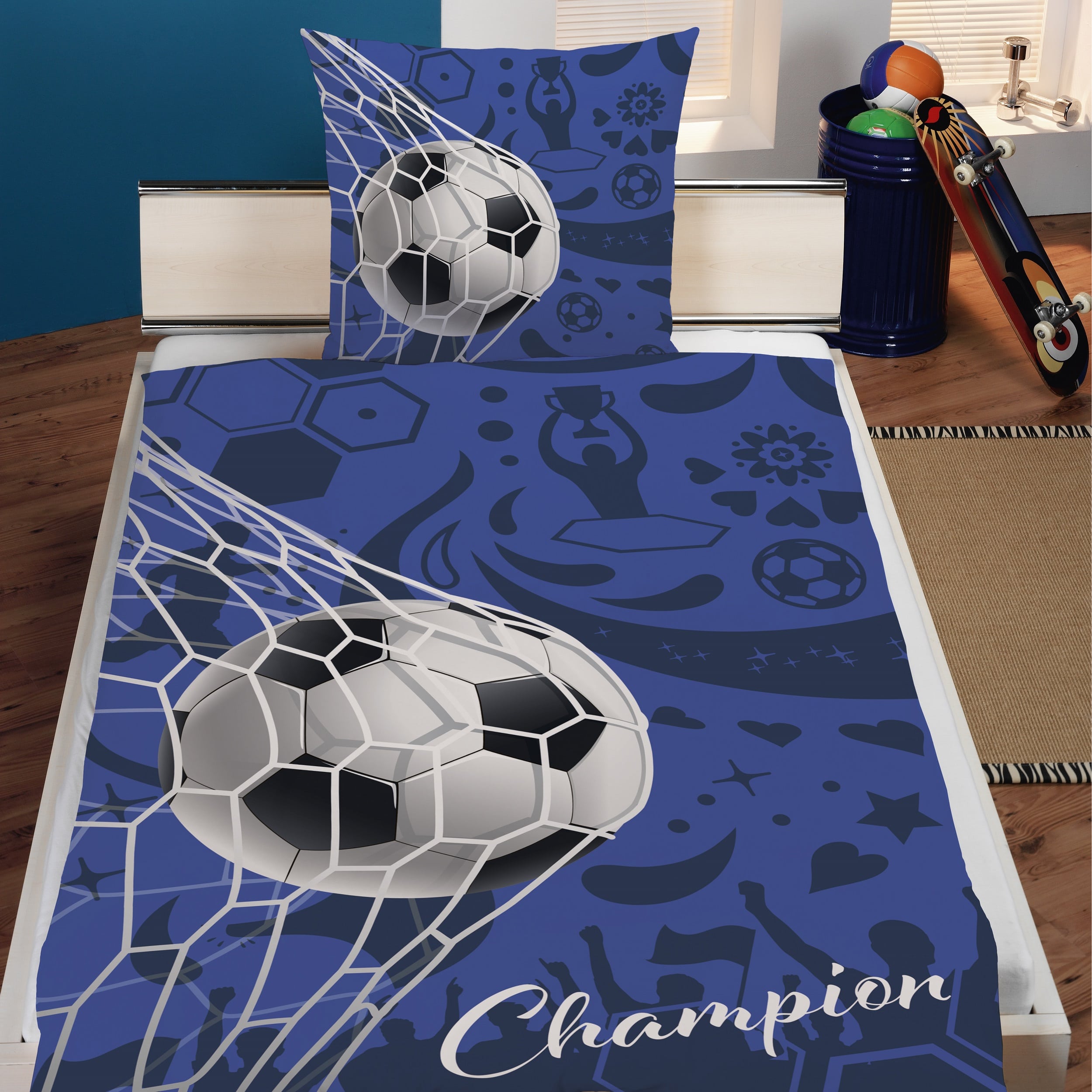 Fussball Bettwäsche auf Bett gezogen für Jungen mit Ball im Netz und Schriftzug Champion auf Kopfkissen