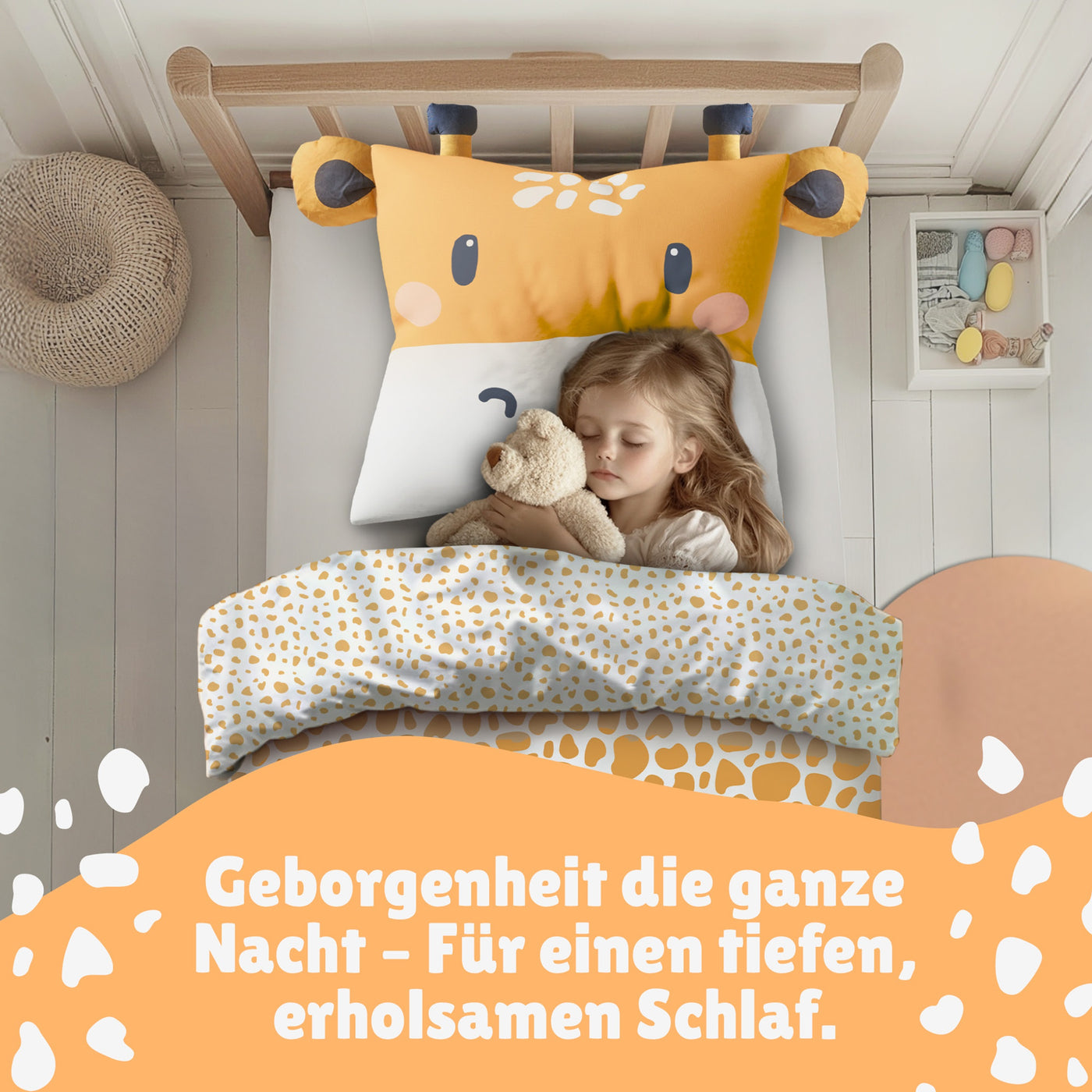 Mädchen schläft seelig in der Giraffen-Bettwäsche und kuschelt