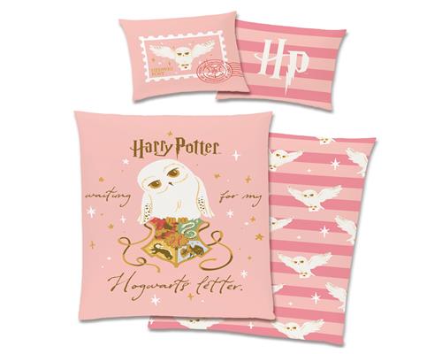 Mädchen liegt unter Bettdecke und liest Buch - Geschenkidee für Harry Potter Fans