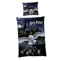 Schwarze Harry Potter Bettwäsche mit Wendemotiv Hedwig vorne und Wappen Hogwarts auf der Rückseite