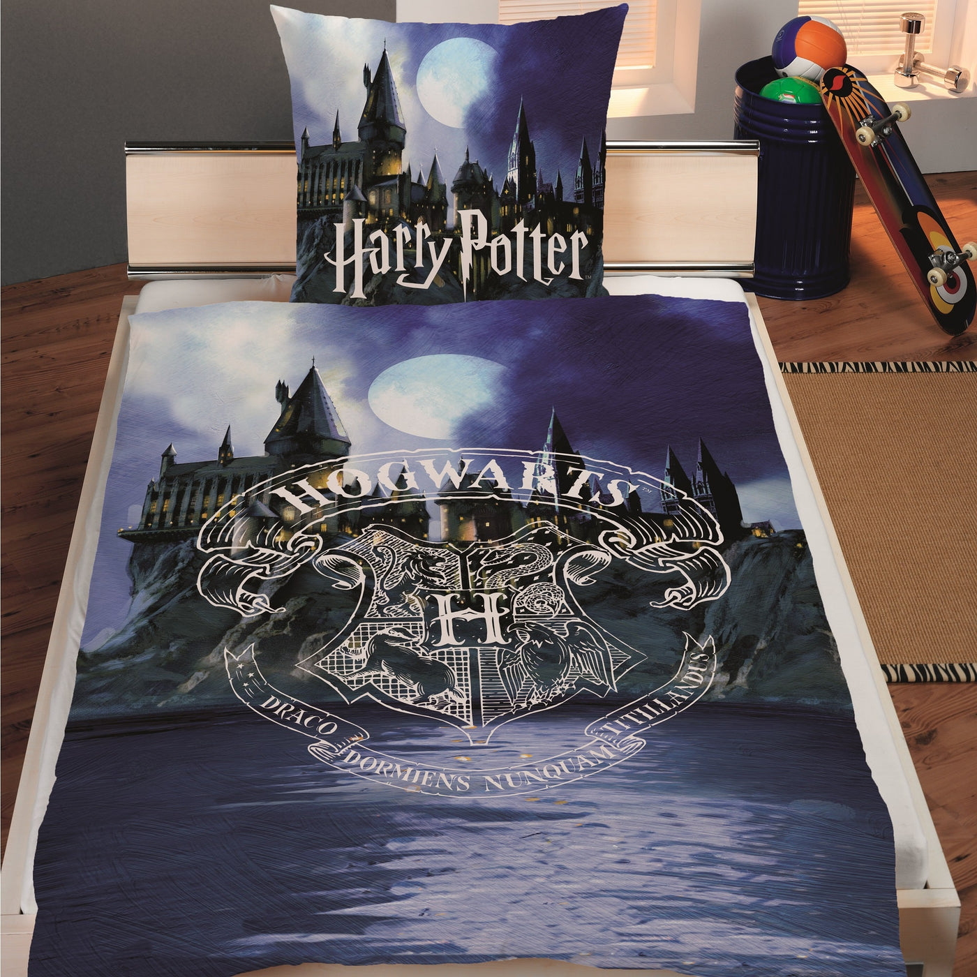 Vorderseite der Harry Potter Bettwäsche auf Bett gezogen in schön eingerichtetem Kinderzimmer