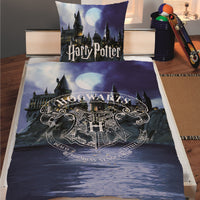 Vorderseite der Harry Potter Bettwäsche auf Bett gezogen in schön eingerichtetem Kinderzimmer