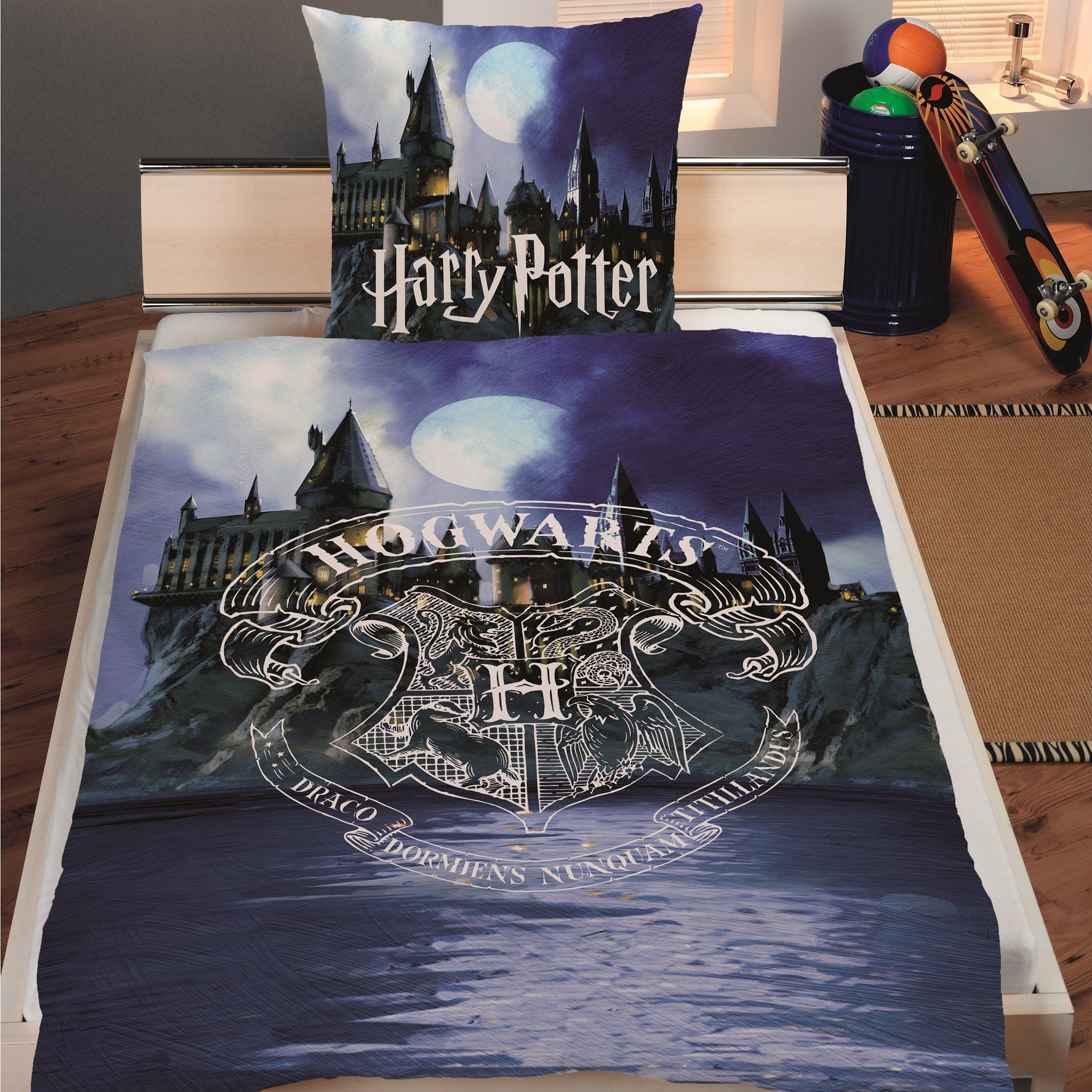 Vorderseite der Harry Potter Bettwäsche auf Bett gezogen in schön eingerichtetem Kinderzimmer