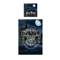 Rückseite dunkle Harry Potter Bettwäsche mit Hogwarts Wappen und Hogwarts im Hintergrund