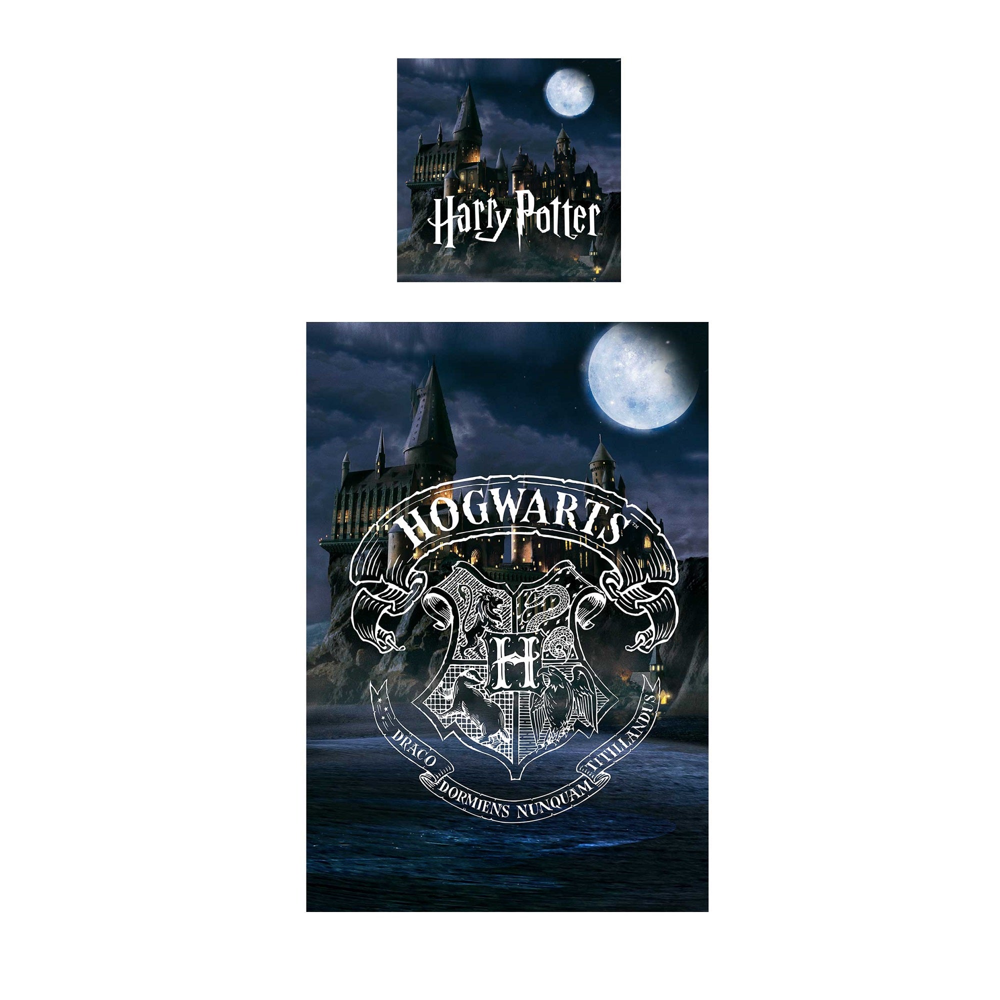 Rückseite dunkle Harry Potter Bettwäsche mit Hogwarts Wappen und Hogwarts im Hintergrund