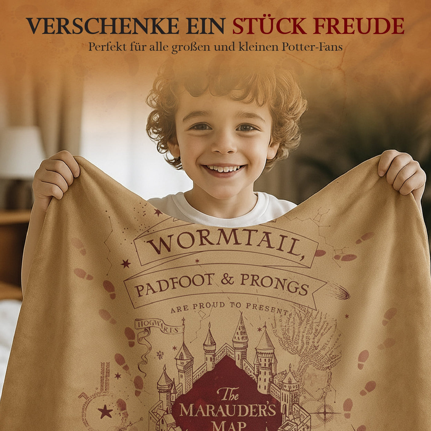 Kleiner Junge mit Locken hält die Decke in die Kamera und lächelt