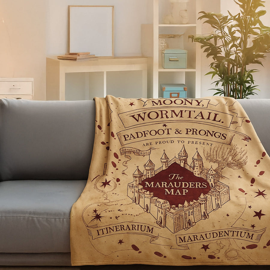 Kuscheldecke von Harry Potter mit der Karte des Rumtreibers in Beige über Sofa geworfe