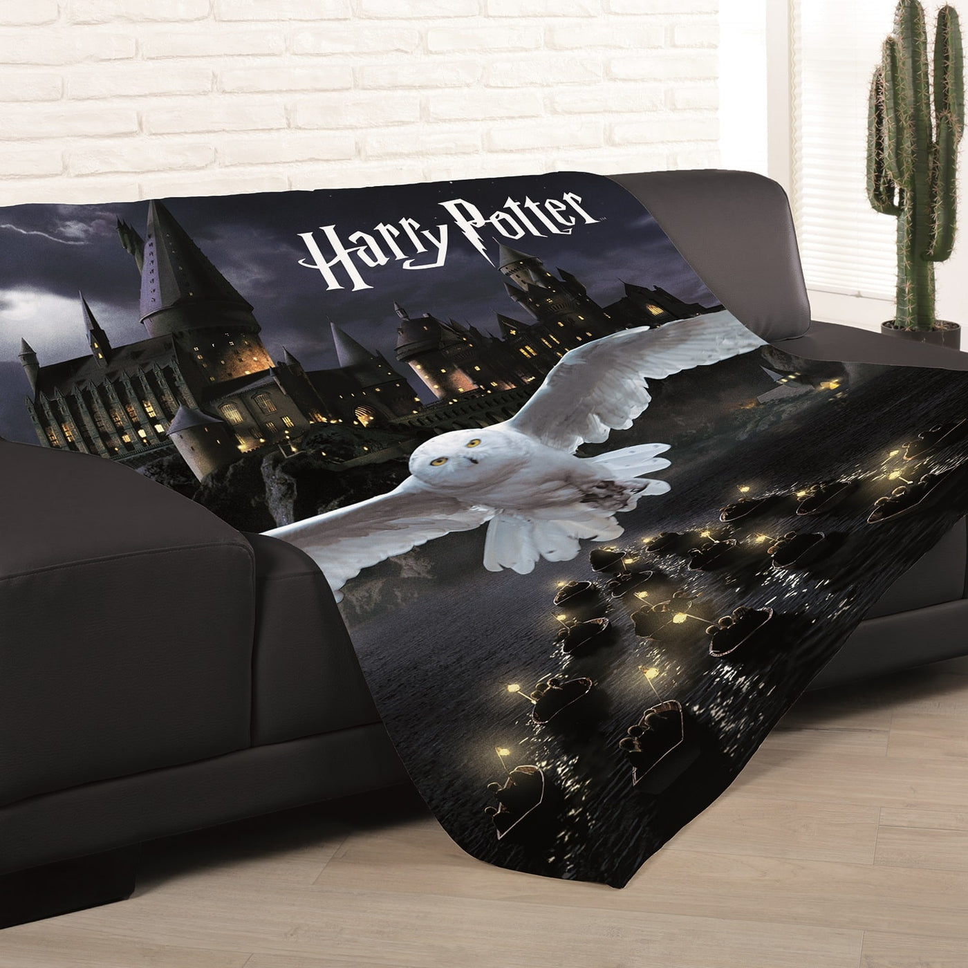 Stimmungsbild Kuscheldecke auf Couch gemütlich angerichtet