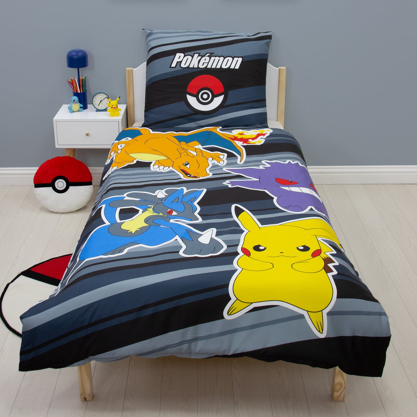 Pokemon Bettwäsche grau schwarz mit Pikachu, Glurak, Gengar und Lucario auf Bett gezogen