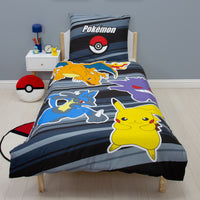 Pokemon Bettwäsche grau schwarz mit Pikachu, Glurak, Gengar und Lucario auf Bett gezogen