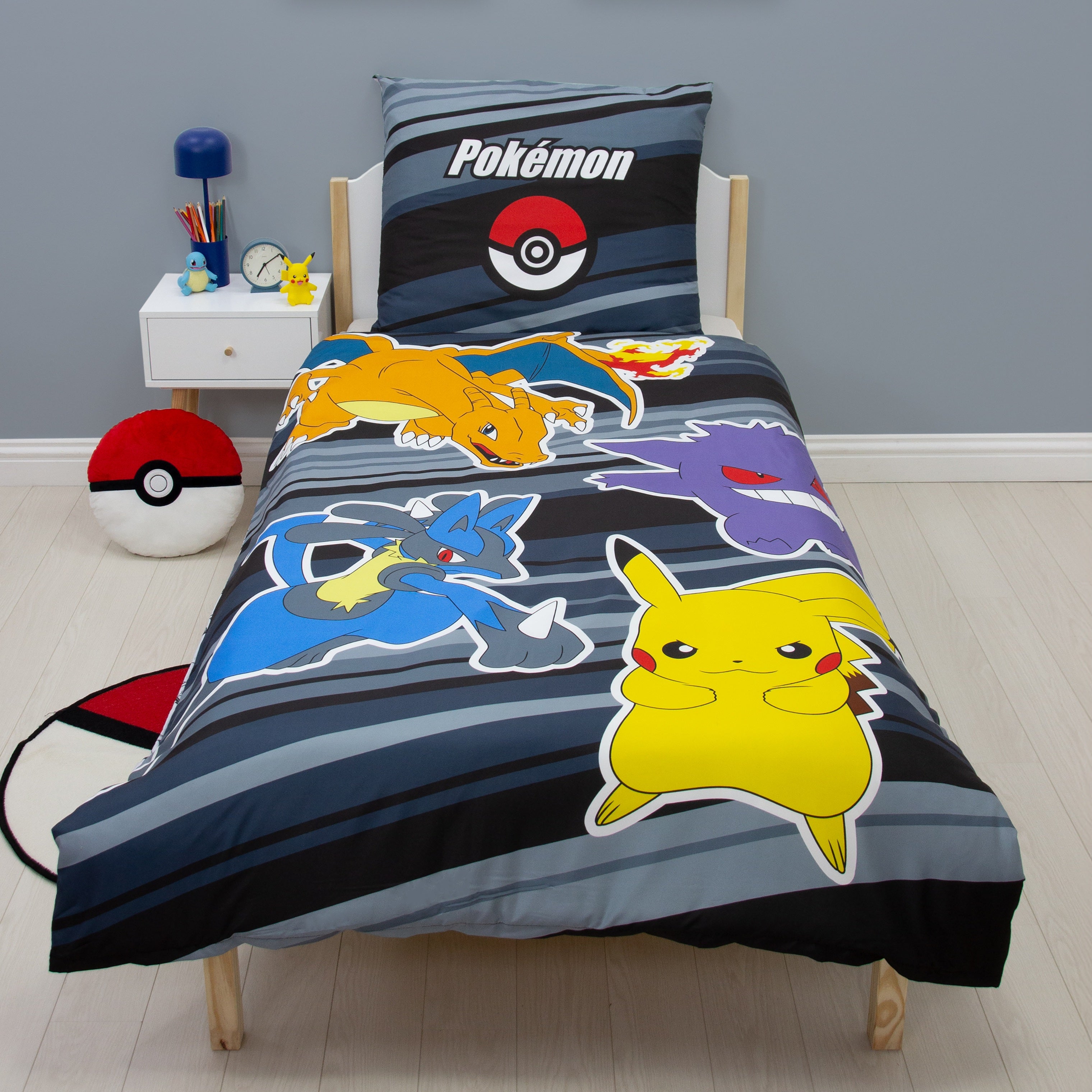 Pokemon Bettwäsche grau schwarz mit Pikachu, Glurak, Gengar und Lucario auf Bett gezogen