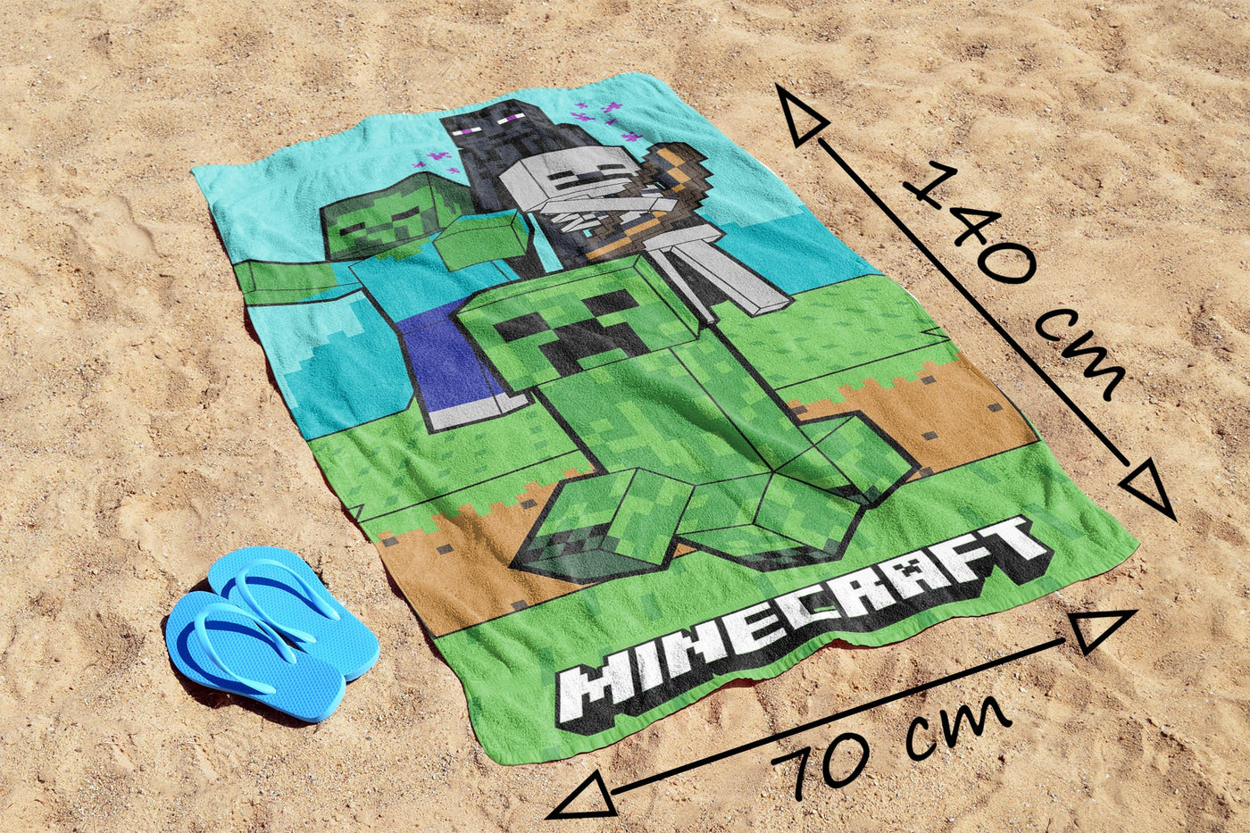 Handtuch liegt am Strand im Sand mit Infotafel Größe 70x140 cm