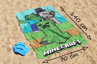 Handtuch liegt am Strand im Sand mit Infotafel Größe 70x140 cm