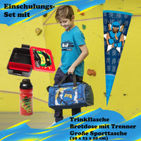 Infotafel zusätzliche Zubehör; Dose, Flasche Junge hält Sporttasche und Schultüte