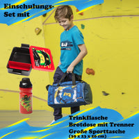 Infotafel zusätzliche Zubehör; Dose, Flasche Junge hält Sporttasche