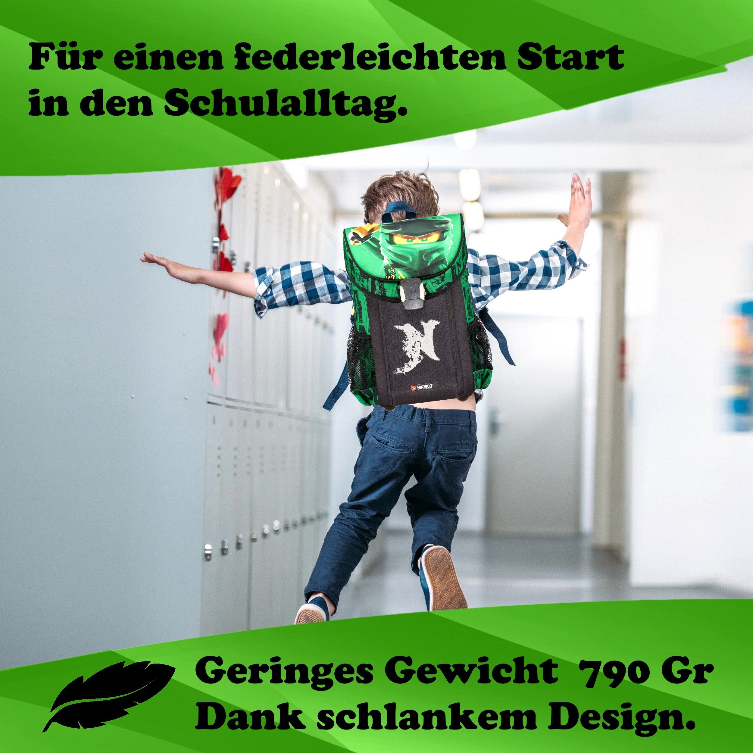 Junge springt auf Schulflur mit Lego Ninjago Ranzen auf dem Rücken