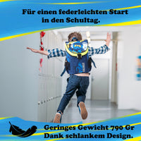 Junge springt auf Schulflur mit Lego Ninjago Ranzen auf dem Rücken