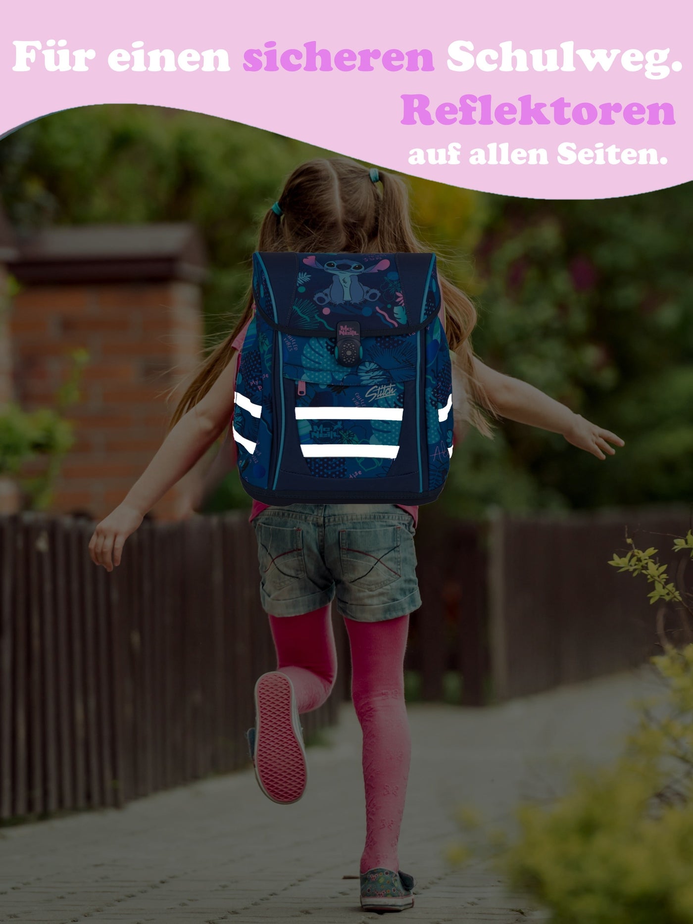 Info Reflektoren - Mädchen rennt auf dem Schulweg im Dunkeln mit Ranzen auf dem Rücken - Reflektoren leuchten