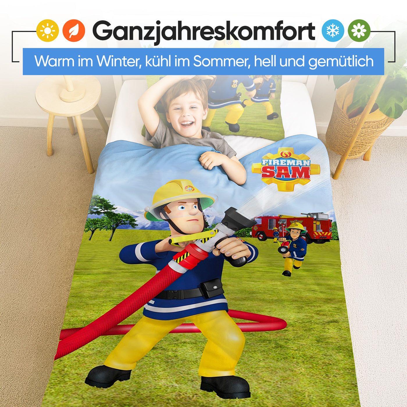 Junge liegt in der Bettwäsche und lacht fröhlich