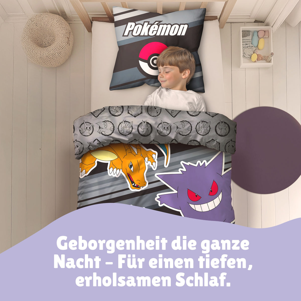 Junge schläft seelig lächeln in seinem Zimmer in der Pokemon Bettwäsche
