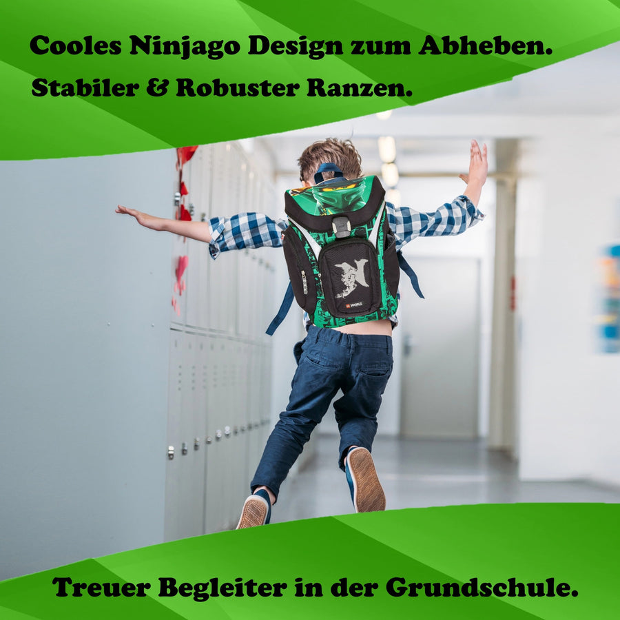 Junge springt auf Schulflur mit Lego Ninjago Ranzen auf dem Rücken