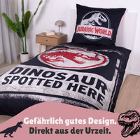 Vorderseite der Jurassic World Bettwäsche auf Bett gezogen