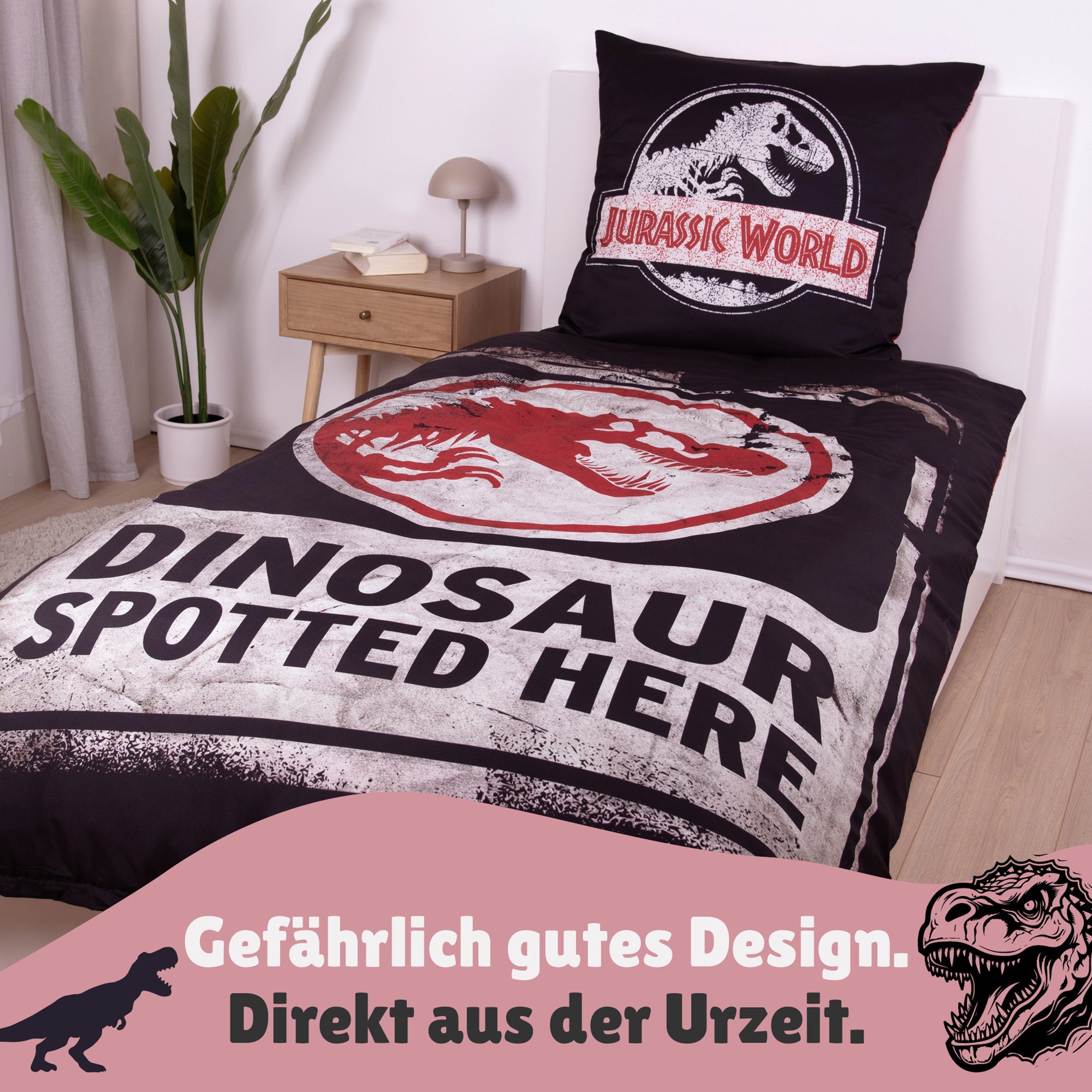 Vorderseite der Jurassic World Bettwäsche auf Bett gezogen mit T-Rex Logo und Spruch "Dinosaur spottet here"