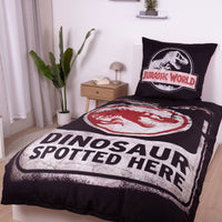 Jurassic World Bettwäsche auf Bett gezogen mit Emblem auf Kopfkissen- und Deckenbezug