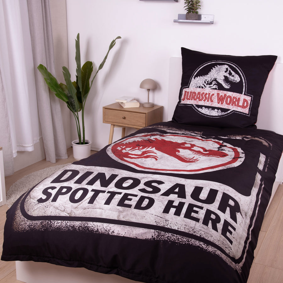Jurassic World Bettwäsche auf Bett gezogen mit Emblem auf Kopfkissen- und Deckenbezug