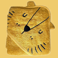 Baby Badetuch gefaltet vor gelbem Grund