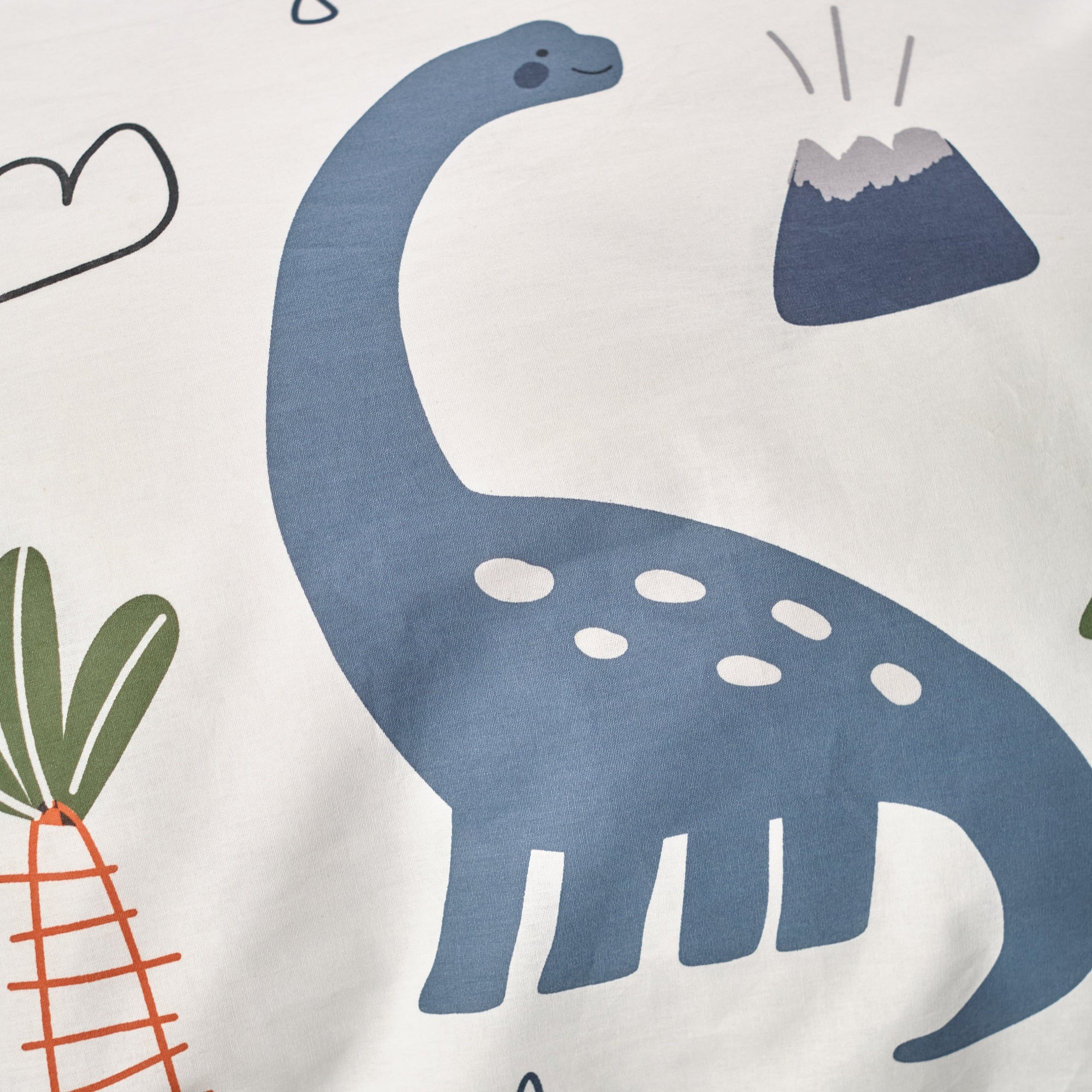 Detailansicht blauer Langhals Dinos Brachiosaurus auf Bettdecke