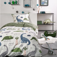 Kinderbettwäsche mit Dinosauriern in weißem Design im passend dekorierten Kinderzimmer auf Bett