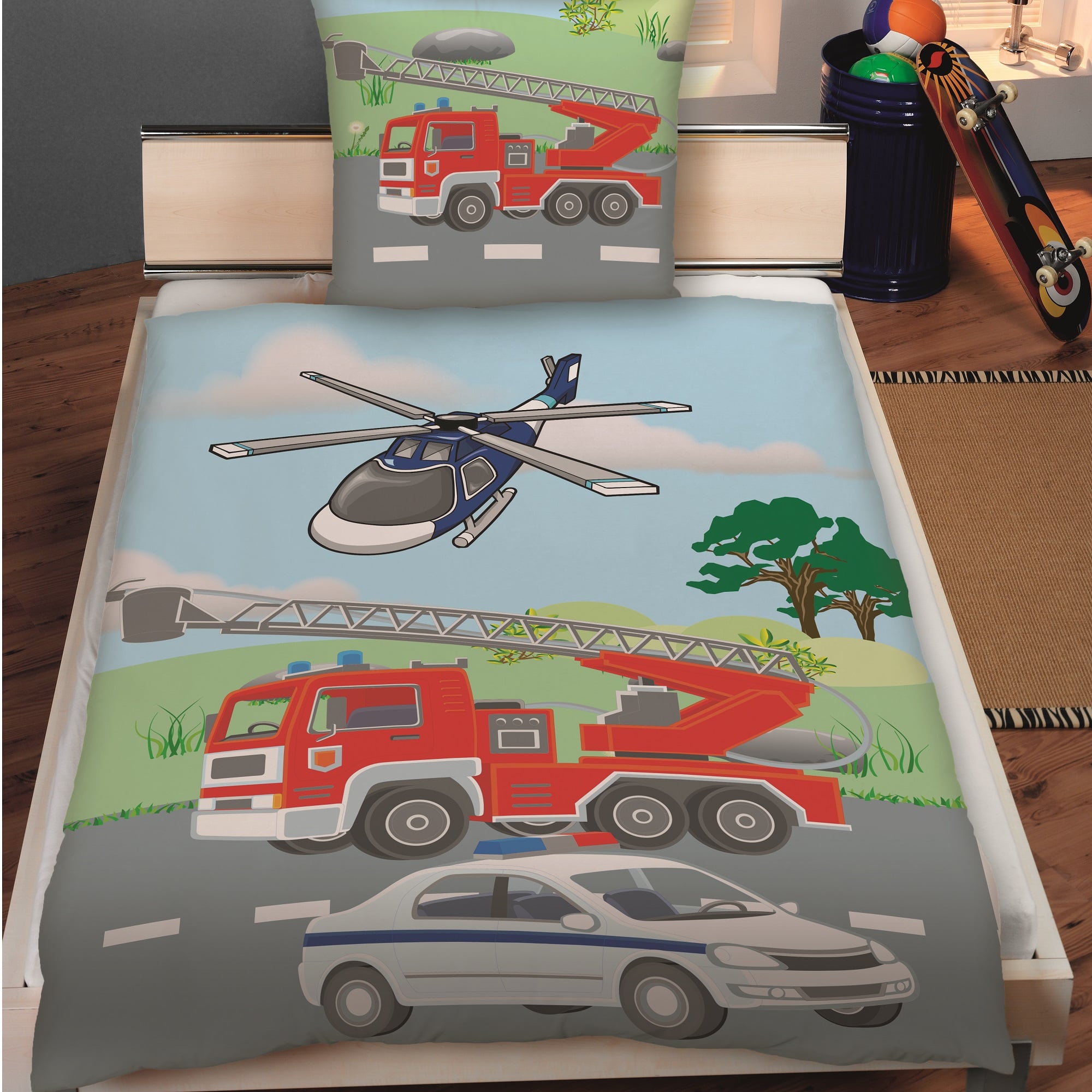Vorderseite der Kinderbettwäsche mit Polizei und Feuerwehrauto + Helikopter auf Bett gezogen