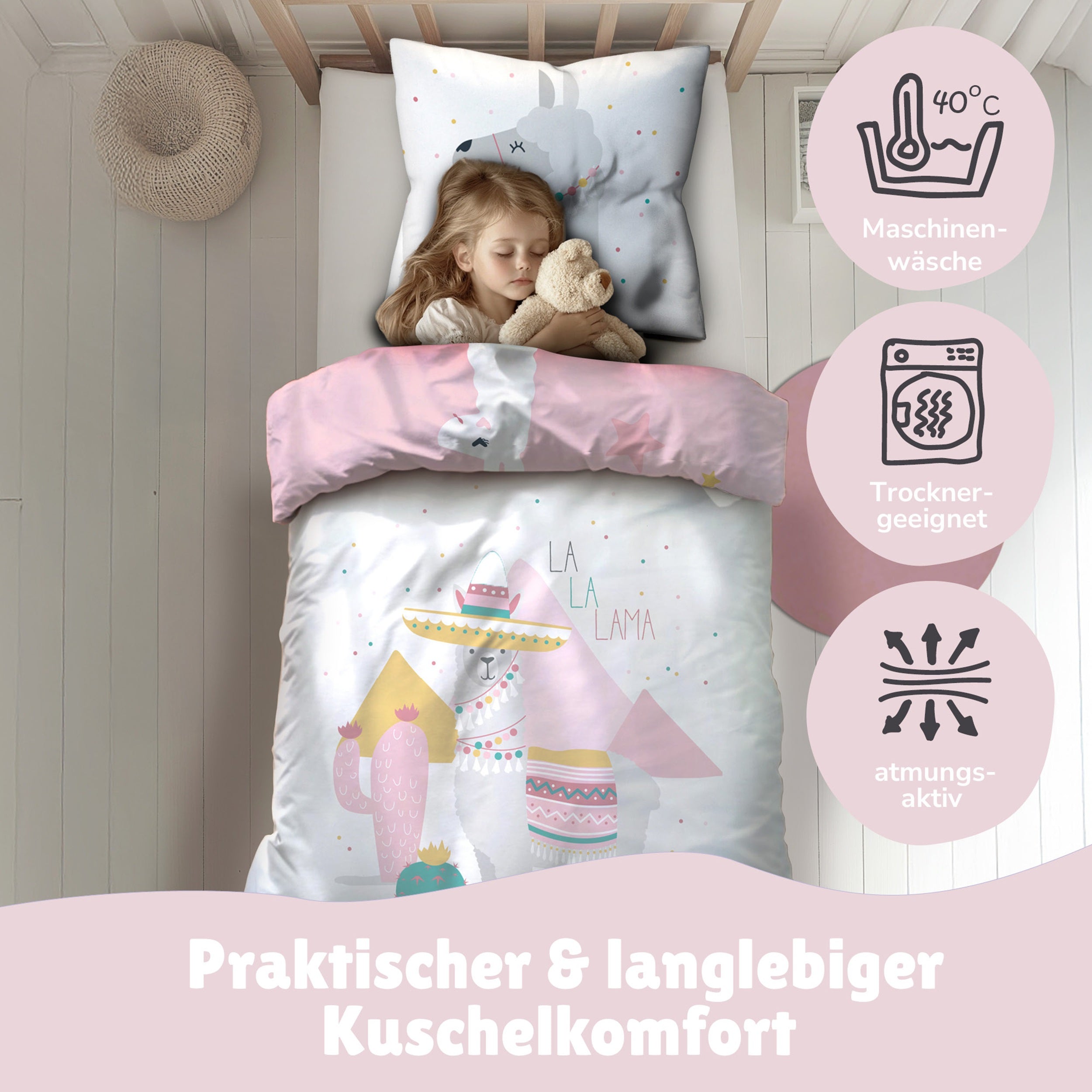 Mädchen schläft selig im Bett mit der weißen Seite der Lama Alpaka Bettwäsche