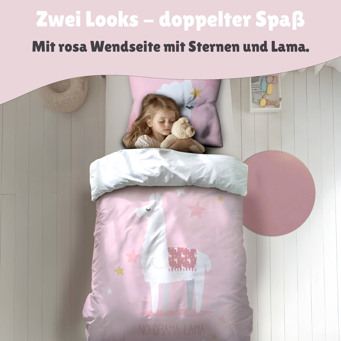 Mädchen schläft selig im Bett mit der Rosa Seite der Lama Alpaka Bettwäsche