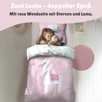 Mädchen schläft selig im Bett mit der Rosa Seite der Lama Alpaka Bettwäsche