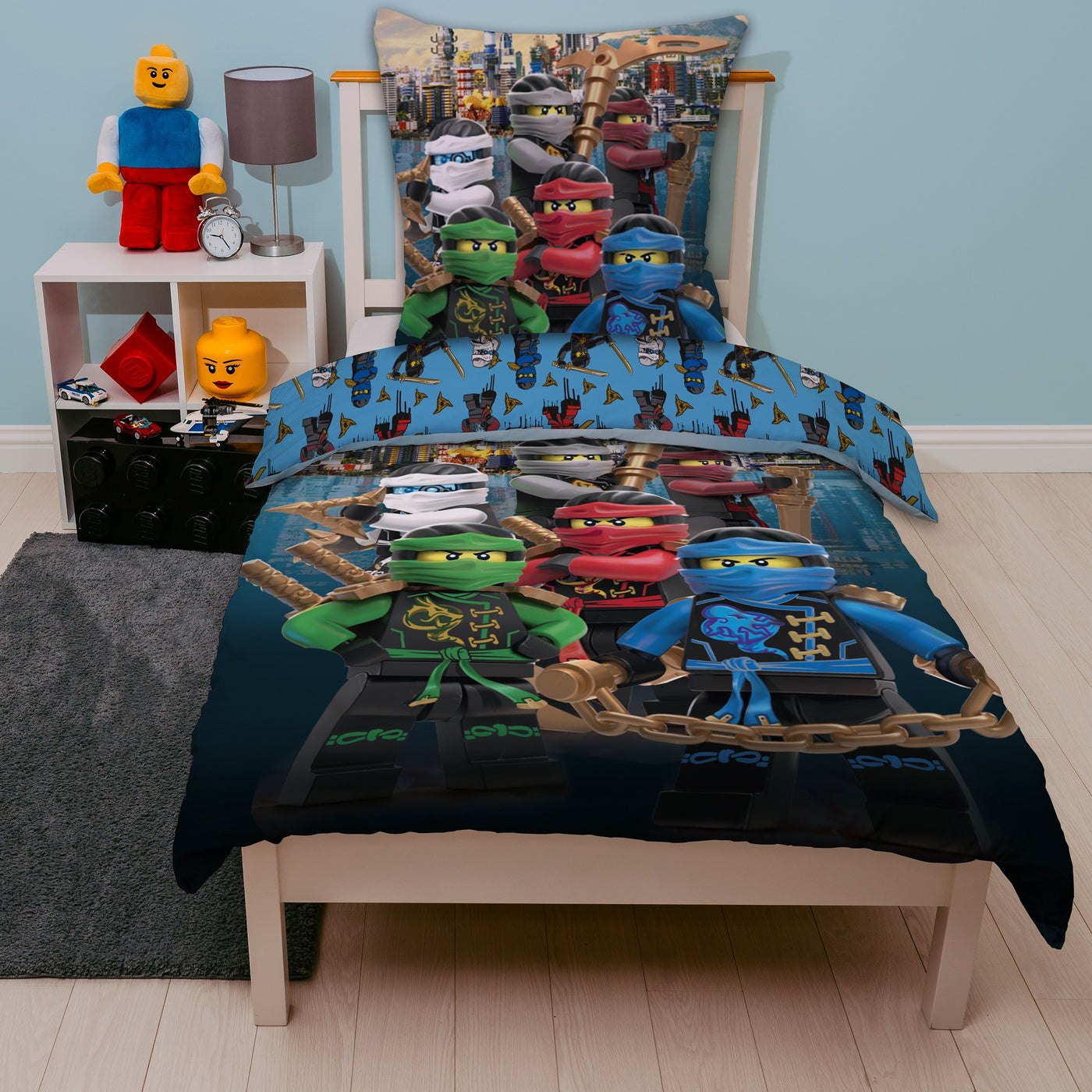 Ninjago Bettwäsche mit Lloyd Kai Zane Nya Cole Jay Meister Wu 135x200 cm auf Kinderbett Lifestyle