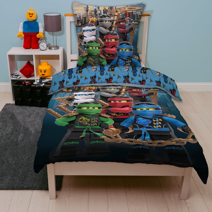 Ninjago Bettwäsche mit Lloyd Kai Zane Nya Cole Jay Meister Wu 135x200 cm auf Kinderbett Lifestyle